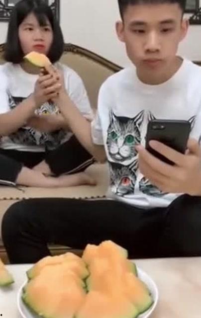 姐姐瓜地吃瓜的文案搞笑,姐姐的吃瓜日常,笑料百出!