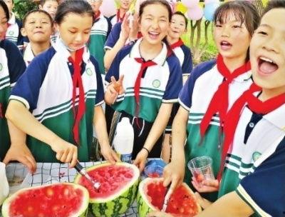 校园球场吃瓜,一场吃瓜盛宴背后的故事