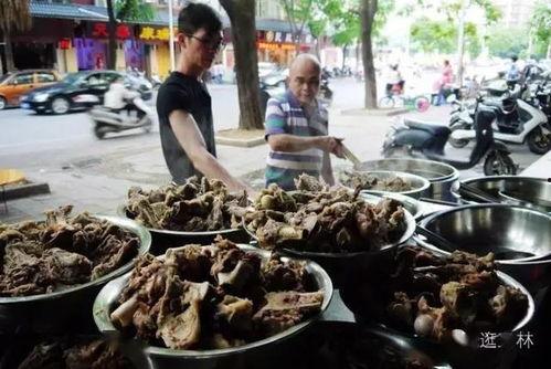 小巷人家邻里吃瓜,小巷人家共享吃瓜时光