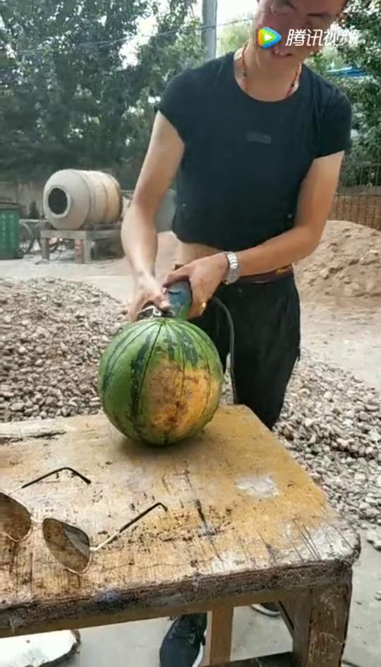 工人工地吃瓜,工人们如何享受吃瓜时光