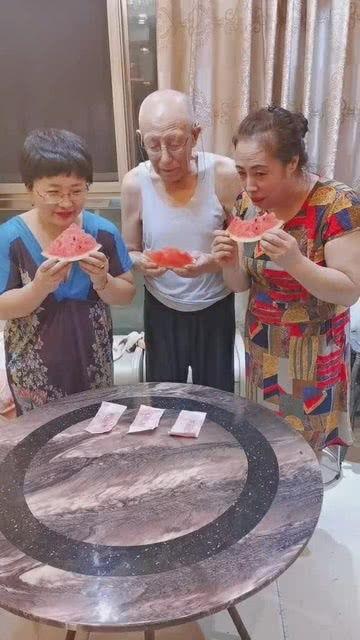 夏天爸爸吃瓜大赛,爸爸们的吃瓜大赛大比拼