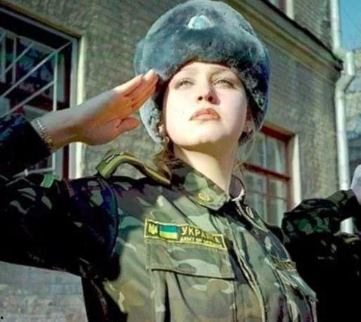 乌克兰炮弹女兵吃瓜视频,勇敢与幽默的瞬间